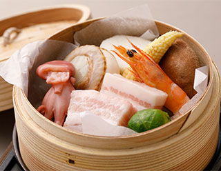 かぼす醤油で味わう奥豊後豚と海鮮の「二條泉温泉蒸し」