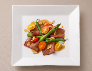 豊後牛のやわらか低温ローストビーフ・別府「カトレア醤油」仕立てのドレッシングとともに